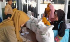 Ucapan Terimakasih Ribuan Warga Bojongbata Dapat Bantuan Beras di Tengah Lonjakan Harga